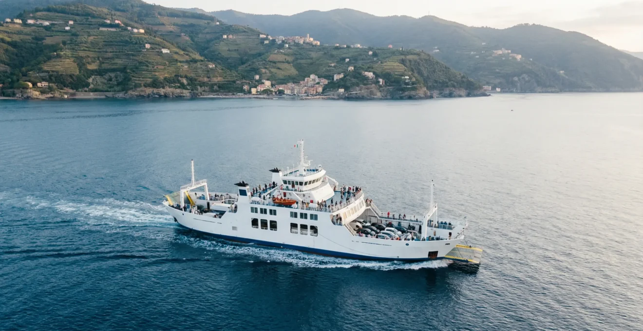 Ferry naviguant vers la Sardaigne depuis la côte toscane italienne